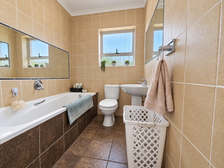 To Let 4 Bedroom Property for Rent in Hoogland Western Cape
